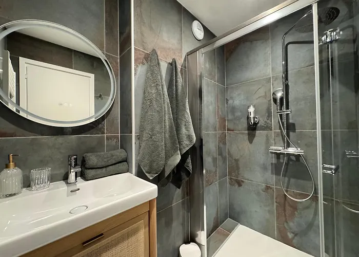 Standing - La Coque D'or - Mont-st-michel Mont St. Michel